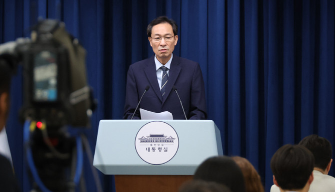 우상호 정무수석이 '국민 임명식'과 관련해 용산 대통령실 1층 브리핑룸에서 설명하고 있다. ⓒ 연합뉴스
