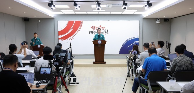 김영명 충남도 환경산림국장은 28일 도청 프레스센터에서 기자회견을 개최하고 있다. ⓒ 프라임경제