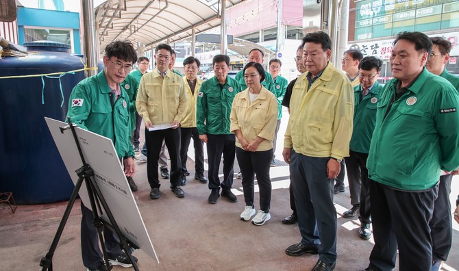 지난 27일 기록적인 집중호우로 큰 피해를 입은 당진전통시장에 한성숙 중소벤처기업부 장관이 긴급 방문해 복구 현황을 점검하고 있다. ⓒ 당진시