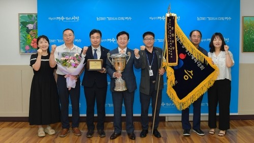 여수시가 '제33회 전라남도장애인체육대회'에서 종합우승을 차지해 관게자들과 기념촬영을 하고 있다. ⓒ 여수시