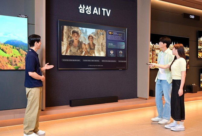 삼성스토어를 찾은 방문객이 '클릭 투 서치' 기능을 체험하는 모습. ⓒ 삼성전자