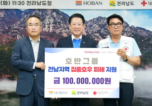 김영록 전라남도지사가 29일 도청 접견실에서 송종민 대한전선(주) 부회장으로부터 집중호우 피해 복구를 위한 성금 1억원을 기탁받고 있다. ⓒ전남도