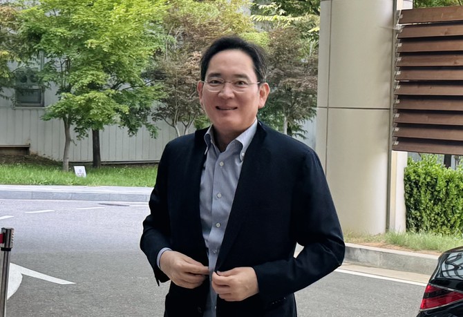 이재용 삼성전자 회장이 지난 29일 강서구 서울김포비즈니스항공센터(SGBAC)를 통해 워싱턴으로 출국하고 있다. ⓒ 연합뉴스