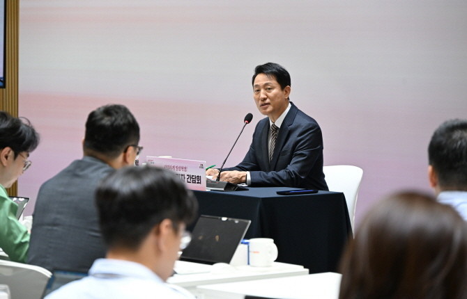오세훈 서울시장이 지난 16일 민선8기 취임3주년 기자간담회에서 질의에 답변하고 있다. © 연합뉴스
