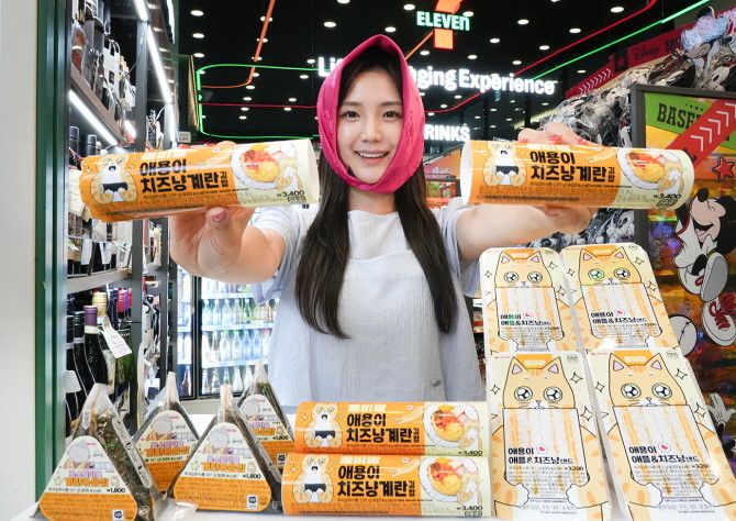 세븐일레븐은 인기 네이버웹툰 '좀비가 돼버린 나의 딸'과 IP 콜라보를 맺고 푸드 간편식 3종을 선보인다. © 세븐일레븐