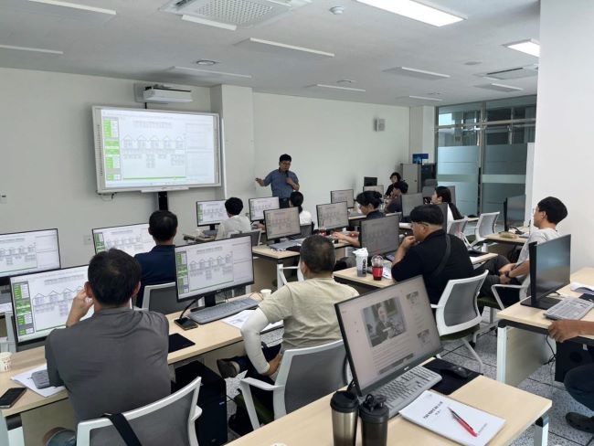지난 29일 농업기술센터 미래농업교육관 컴퓨터실에서 임대형 스마트팜 입주농업인을 대상으로 스마트팜 복합환경제어 프로그램 교육을 실시했다. ⓒ 봉화군