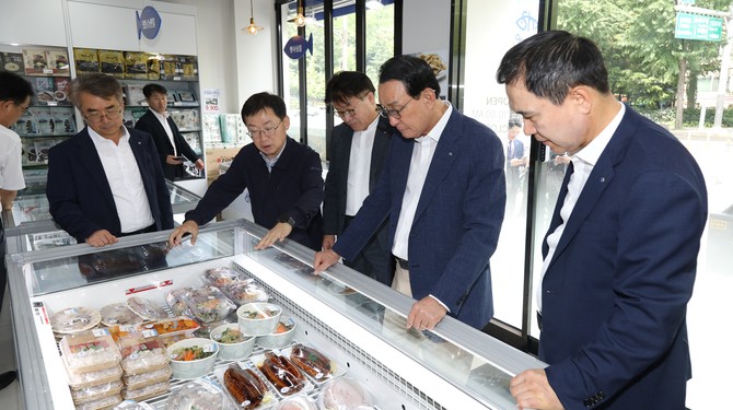 노동진 회장(오른쪽 두번째)이 수산물 편의점 '어부세상'의 직영 매장을 방문해 점검하고 있다. ⓒ 수협중앙회
