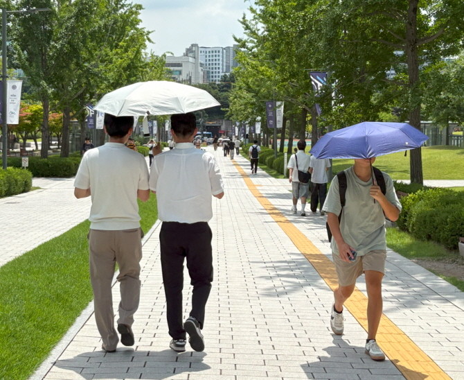 양산 쓴 채 걸어가고 있는 시민들. © 연합뉴스