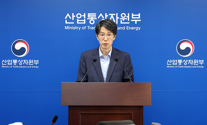 서가람 산업통상자원부 무역정책관이 1일 정부세종청사 산업부 기자실에서 7월 수출입동향에 관해 설명하고 있다. © 연합뉴스