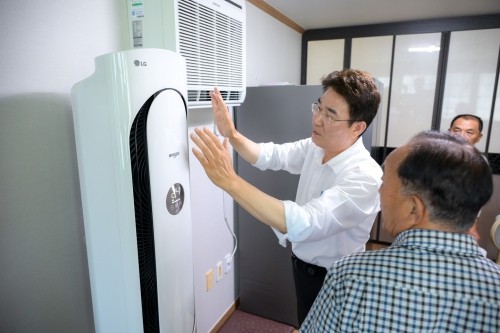 노관규 시장이 관내 경로당을 찾아 에어콘 점검과 어르신들의 안부를 살피고 있다. ⓒ 순천시