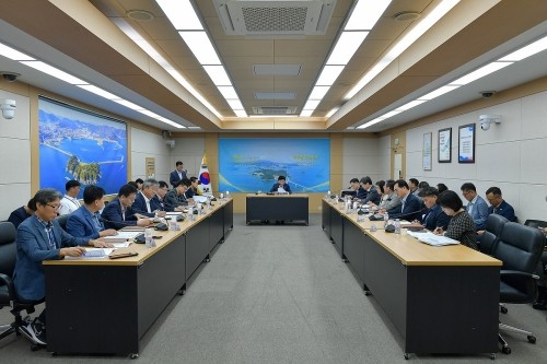 여수시는 2026여수세계섬박람회 추진 상황을 점검하고, 해외 참가국 유치와 수익사업 대책을 논의하는 회의를 개최했다. ⓒ 여수시