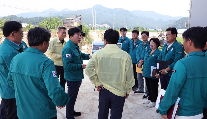 박정주 충남도 행정부지사와 김광용 재난안전실장, 관계 공무원들이 2일 아산시 둔포면 제방 붕괴 피해 현장을 찾아 복구 상황을 점검하고 있다. ⓒ 충남도