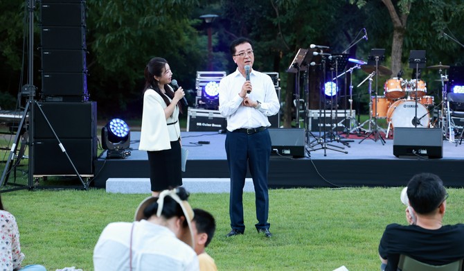 조원휘 의장은 지난 1일 유성구 은구비공원에서 열린 '2025년 제1회 뮤직토크쇼'에 참석해 축사를 하고 있다. ⓒ 의회사무국
