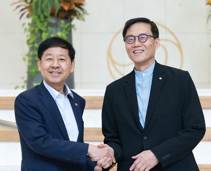 구윤철 경제부총리 겸 기획재정부 장관과 이창용 한국은행 총재가 악수하고 있다. ⓒ 한국은행