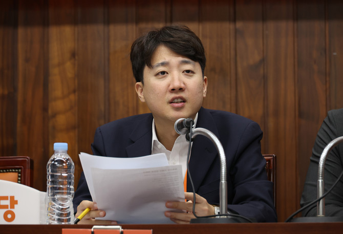 서울 여의도 국회도서관에서 11일 열린 개혁신당 3기 지도부 언론인 연찬회에서 이준석 개혁신당 대표가 발언하고 있다. © 연합뉴스