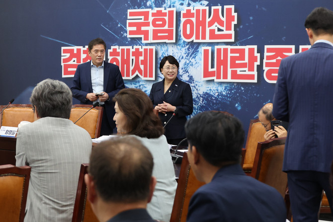 김선민 조국혁신당 대표 권한대행이 13일 서울 여의도 국회에서 열린 당무위원회의에 참석하고 있다. © 연합뉴스