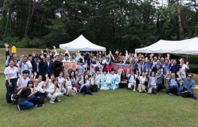 제70주기 의친왕 기신제향 후 제관, 참반객들이 '대한독립만세' 삼창을 하며, 이날의 의미를 기리고 있다. ⓒ 의친왕기념사업회
