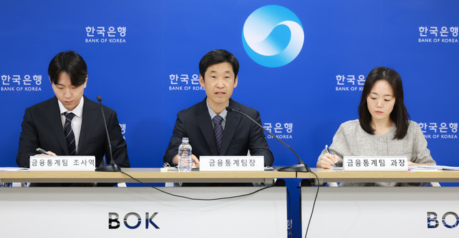 김민수 한국은행 금융통계팀장(가운데)이 2분기 가계신용의 주요 특징을 설명하고 있다. ⓒ 한국은행