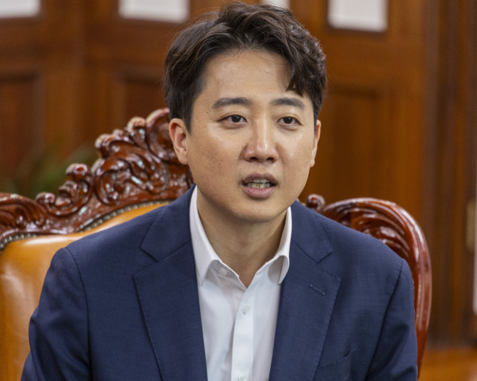 이준석 개혁신당 대표가 19일 취임 인사차 우원식 국회의장을 예방해 의장 집무실에서 환담하고 있다. © 연합뉴스