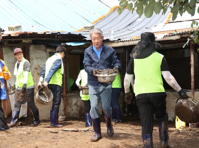 강호동 농협중앙회장(가운데)이 수해 현장 일손돕기에 참여하고 있다. ⓒ 농협중앙회