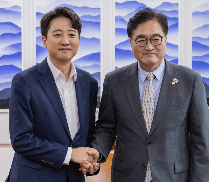 이준석 개혁신당 신임 대표는 19일 우원식 국회의장을 만나 악수를 하고 있다. © 연합뉴스