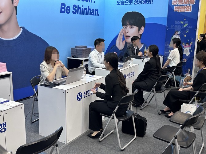 참가자들이 현장면접을 보고 있다. = 임채린 기자