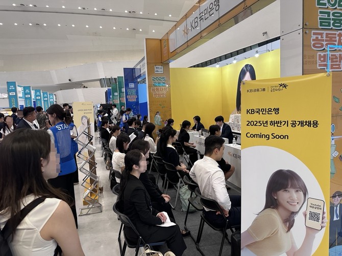 구직자들이 현장면접을 기다리는 모습. = 임채린 기자