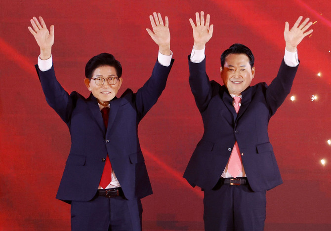 김문수·장동혁 당대표 후보가 22일 국민의힘 제6차 전당대회에서 손을 흔들고 있다. © 연합뉴스