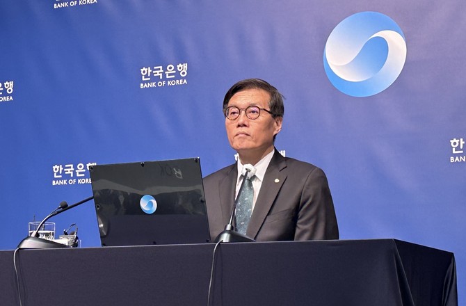 이창용 한국은행 총재가 28일 서울 중구 한국은행 본관에서 열린 금융통화위원회 본회의를 마친 후 통화정책방향 기자 간담회에서 취재진의 질문에 답하고 있다. = 임채린 기자