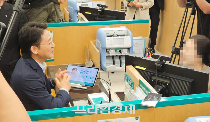 권대영 금융위원회 부위원장이 1일 하나은행 본점을 방문해 직원으로부터 예금자 보호 제도에 대한 설명을 들었다. ⓒ 프라임경제