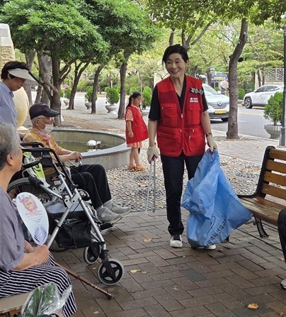국민의힘 연제구봉사단 김희정 단장이 환경정화 활동에 나섰다. ⓒ 프라임경제