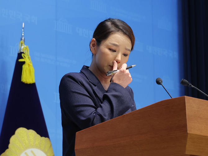 강미정 조국혁신당 대변인이 4일 서울 여의도 국회 소통관에서 당내 성비위 의혹 관련 탈당 기자회견을 하고 있다. © 연합뉴스