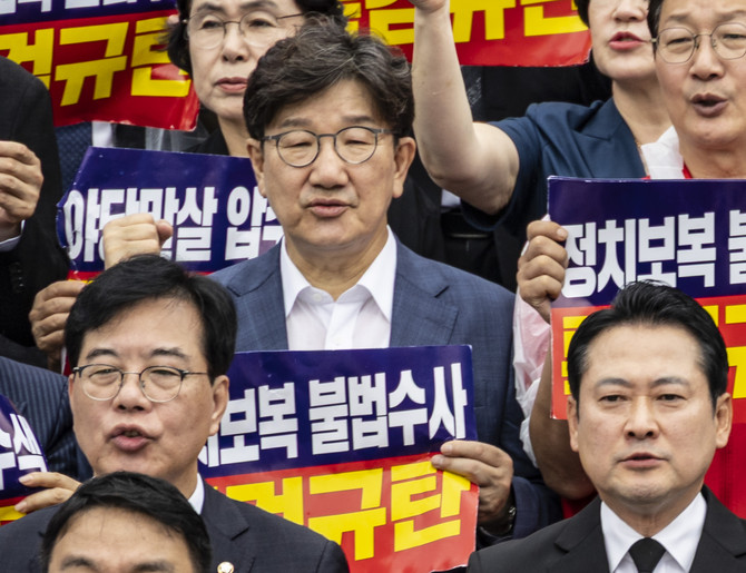 권성동 국민의힘 의원이 지난 4일 국회 본청 계단에서 열린 야당말살 정치탄압 특검수사 규탄대회에 참석해 구호를 외치고 있다. © 연합뉴스