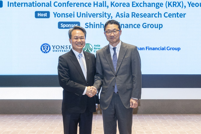 한·일 금융협력 세미나에 참석한 진옥동 신한금융그룹 회장(사진 왼쪽), 이토 유타카 일본 금융청장이 기념촬영을 하고 있다. ©신한금융그룹