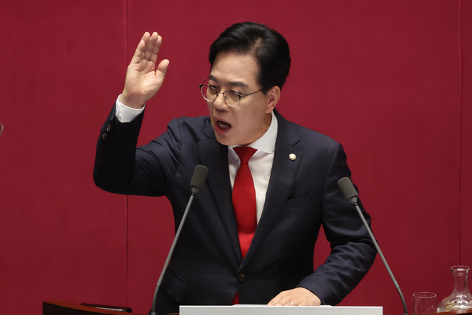 10일 송 원내대표는 정기국회 교섭단체 대표연설에서 "역류와 퇴행의 국정 운영 100일 동안 쌓여가는 국민의 한탄과 원성을 들었다"며 이같이 말했다. © 연합뉴스