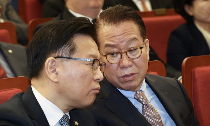 권영세·이양수 국민의힘 의원이 지난 2월12일 서울 여의도 국회 도서관에서 열린 '87체제 극복을 위한 지방분권 개헌 토론회'에서 이야기를 나누고 있다. © 연합뉴스