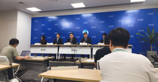 한국은행이 11일 통화신용정책보고서를 발표한 뒤 기자설명회를 진행했다. = 임채린 기자