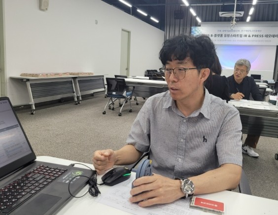 이찬국 (주)엑스투텍 대표가 자체 개발한 '양축 모터' 구동 방식에 대해 설명하고 있다. =서경수 기자