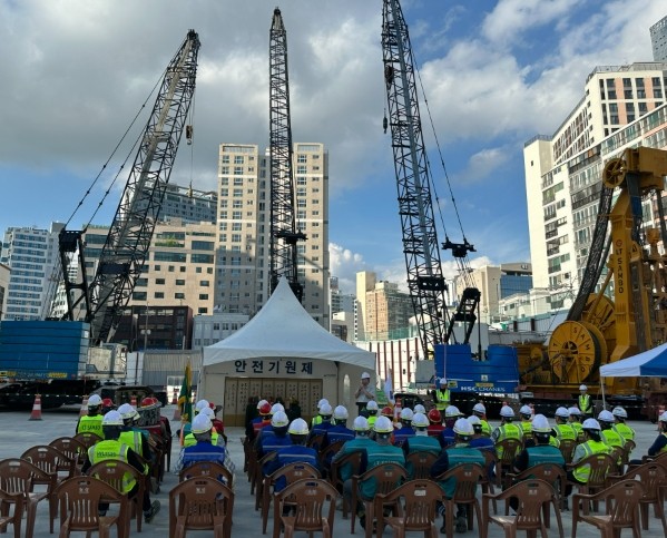 지난 16일 범천1-1구역 재개발 현장에서 열린 '힐스테이트 아이코닉 안전기원제' 모습. ⓒ 프라임경제