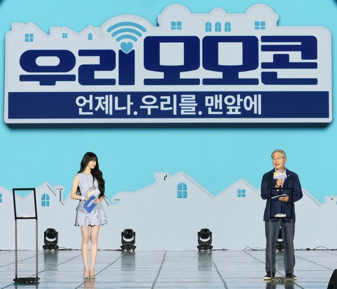 임종룡 우리금융 회장이 지난 21일 브랜드 앰배서더인 가수 아이유, 그룹 아이브의 장원영과 직접 무대에 올라 그룹의 사회공헌 비전을 발표했다. © 우리금융그룹