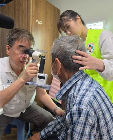 정근 이사장(안과 전문의)이 매물도 의료봉사 현장에서 진료하고 있다. ⓒ그린닥터스