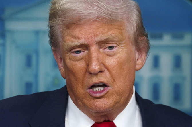 도널드 트럼프 미국 대통령이 한국의 대미 투자 3500억달러(약 490조원)를 '선불(up front)'로 받아내겠다고 공개 발언하면서 한·미 무역협상이 중대한 갈림길에 놓였다. © 연합뉴스