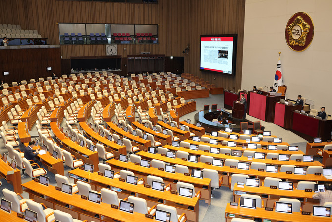 국민의힘은 전날 정부조직법에 이어 방미통위법에 전면 반대하며 즉각 필리버스터(무제한 토론)에 돌입했다. © 연합뉴스