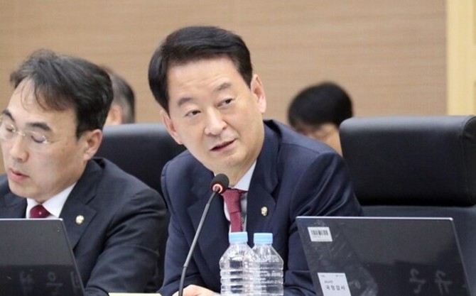 국민의힘이 더불어민주당 주도로 검찰청 폐지 등을 담은 정부조직법 개정안이 국회 본회의를 통과한 것과 관련해 "대한민국의 정부 조직도는 더불어민주당 손에 유린당했다"고 비판했다. © 연합뉴스