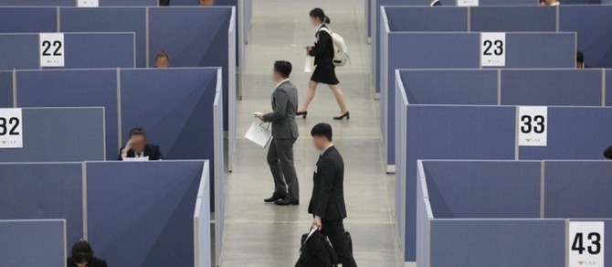 최근 10년간 체감물가를 반영한 실질 소득 증가율이 전 세대 중 청년층(만 20~29세)가 가장 낮은 1%대로 나타났다. © 연합뉴스