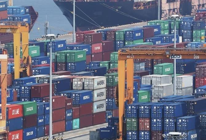 경상수지가 8월 기준 역대 최대 흑자를 기록했다. 반도체 수출 호조세와 승용차의 미국외 수출이 늘어난 영향이다. © 연합뉴스