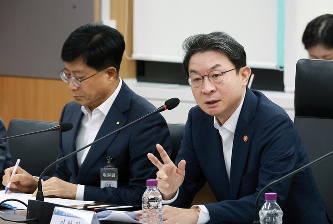 이억원 금융위원장(오른쪽)이 2일 금융 유관기관 기관장 간담회에서 발언하고 있다. ⓒ 금융위원회