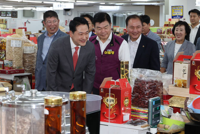 국민의힘이 추석 연휴를 앞두고 봉사활동과 시장 방문 등 민생 행보에 나섰다. © 연합뉴스