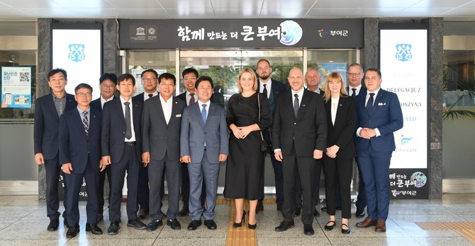 지난 11일 부여군청에서 폴란드 비엘코폴스카주 크로토신시 대표단을 공식 초청해 자매결연 협정을 체결 후 단체 기념촬영을 하고 있다. ⓒ 부여군