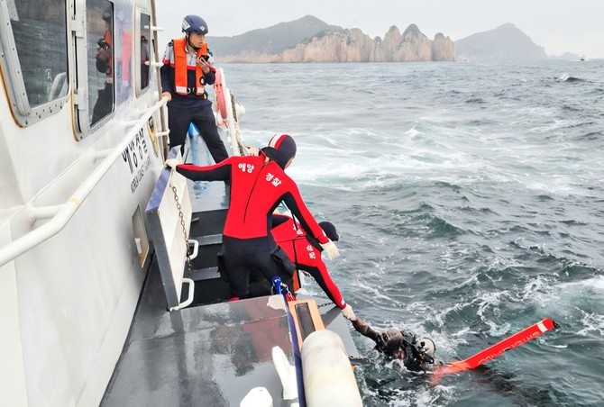 통영해경 해양재난구조대가 미출수 다이버를 긴급 출동해 구조하고 있는 모습. ⓒ 통영해경